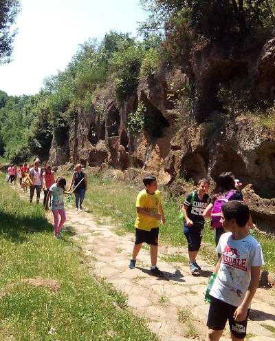 School trip to the Tre Ponti necropolis